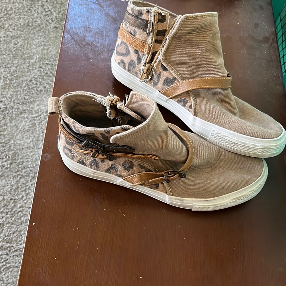 Blowfish cheetah print size 9 shoes.